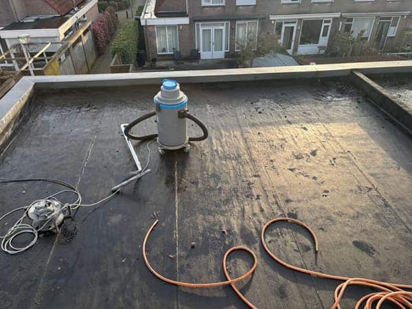 Werkzaamheden bij het vernieuwen van dakbedekking op een plat dak